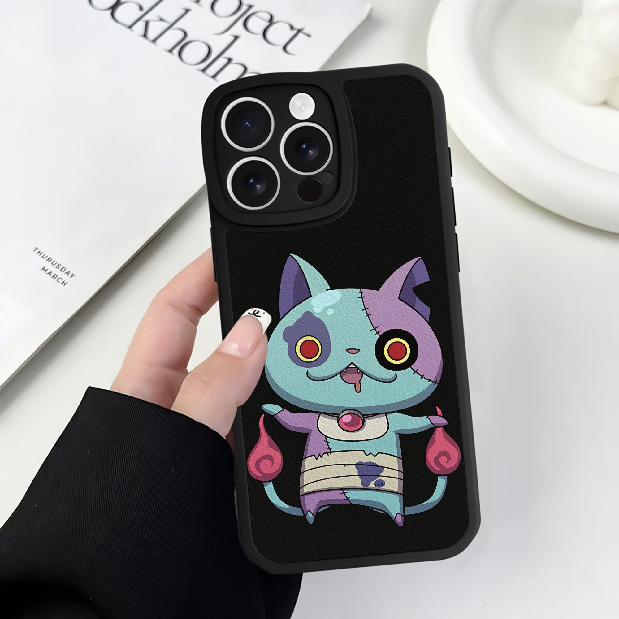 （画像用） 妖怪ウォッチ Yo-kai Watch 【iPhone 16シリーズ対応】シリコンスマホケース（レザー調） 材質：シリコン
